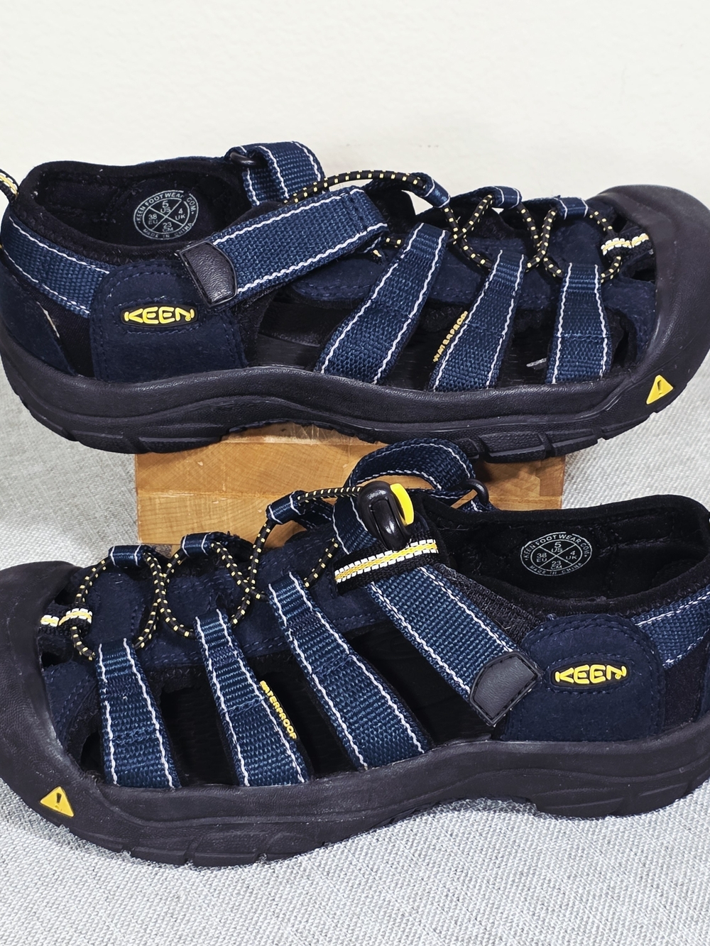 Keen Newport H2 Kids Sandals Sz 5 Navy Yellow